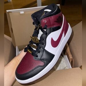 Jordan 1 Mid Beetroot